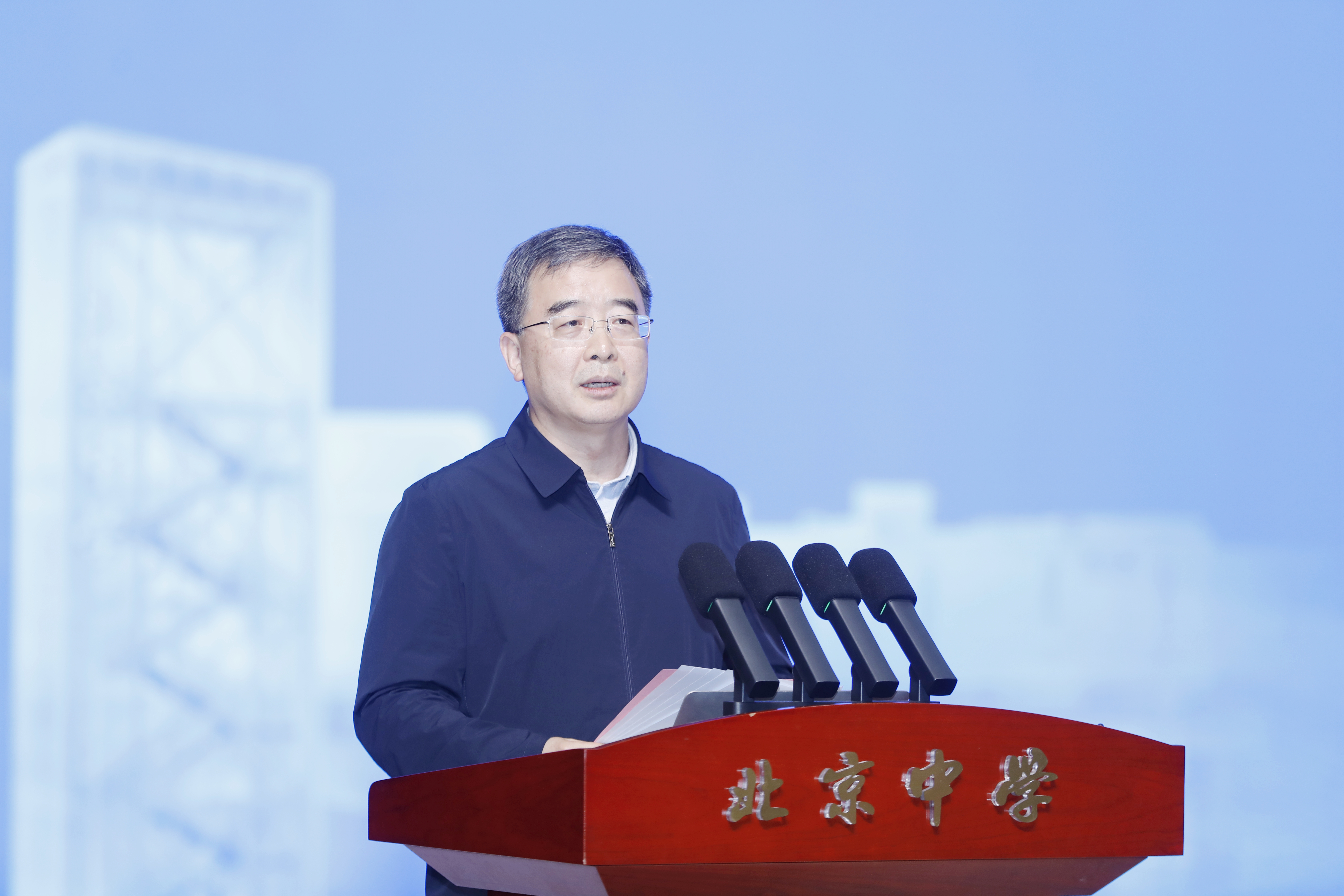 11李奕讲话.JPG