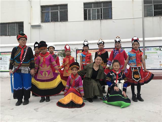 9罗川兰老师和彝族孩子们.jpg