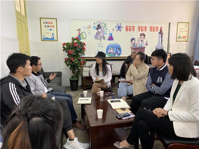 11五位支教老师与民族小学钟春林副校长进行教育教学工作的座谈.jpg