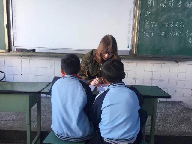 5郭雅欣老师放学后辅导学困生.jpg