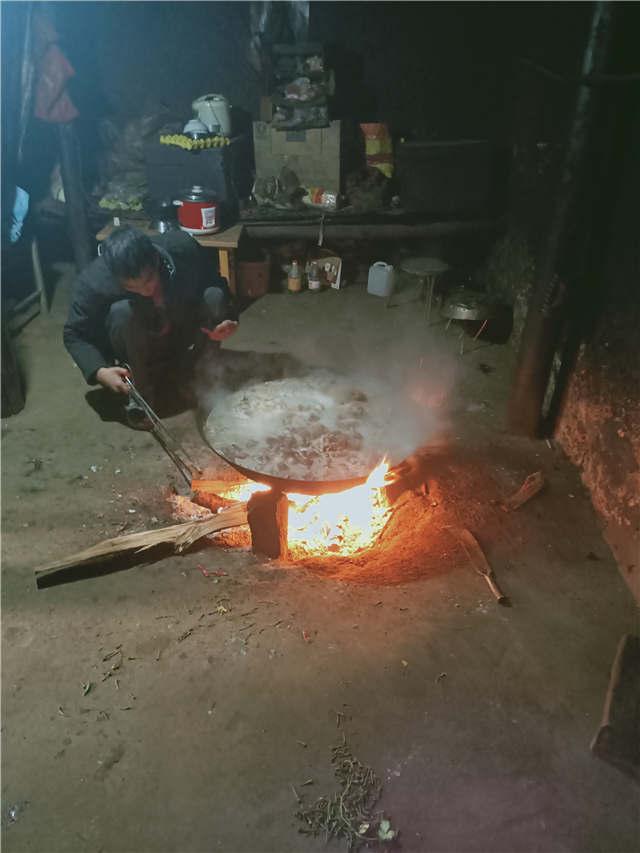 10彝族老乡为支教教师煮山羊肉.jpg