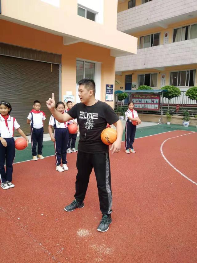 3.1胡鹏飞老师在执教篮球课.jpg