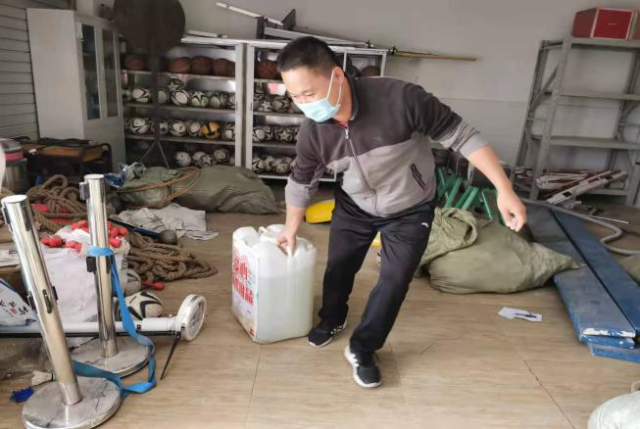 3.6黄贻胜老师主动整理体育器材室，协助做好疫情防控工作.png